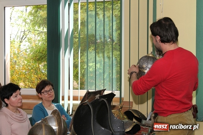 Zdjęcie w galerii na portalu naszraciborz.pl: Zbroje bojowe, turniejowe, paradne... czyli spotkanie z raciborskim płatnerzem Robertem Stefanowskim w murach raciborskiej uczelni wiadomości z regionu
