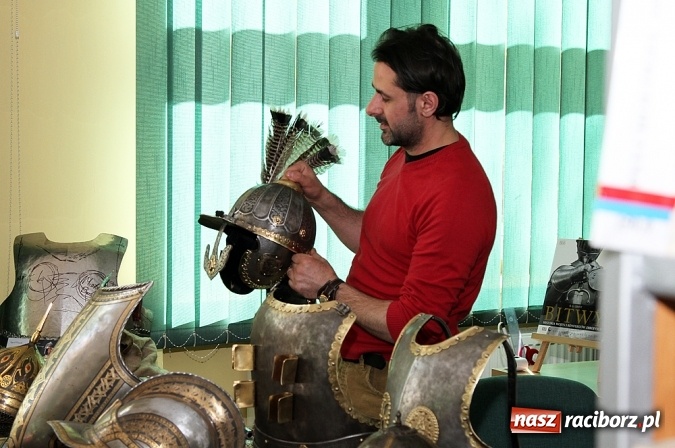 Zdjęcie w galerii na portalu naszraciborz.pl: Zbroje bojowe, turniejowe, paradne... czyli spotkanie z raciborskim płatnerzem Robertem Stefanowskim w murach raciborskiej uczelni wiadomości z regionu