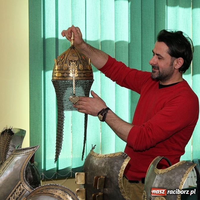 Zdjęcie w galerii na portalu naszraciborz.pl: Zbroje bojowe, turniejowe, paradne... czyli spotkanie z raciborskim płatnerzem Robertem Stefanowskim w murach raciborskiej uczelni wiadomości z regionu