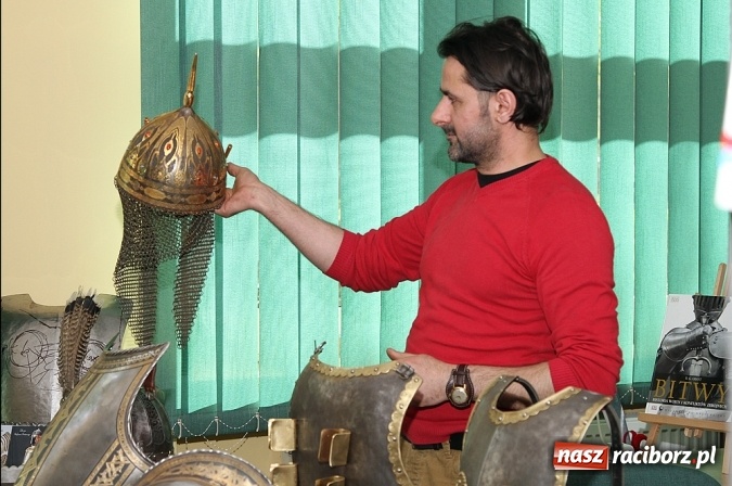 Zdjęcie w galerii na portalu naszraciborz.pl: Zbroje bojowe, turniejowe, paradne... czyli spotkanie z raciborskim płatnerzem Robertem Stefanowskim w murach raciborskiej uczelni wiadomości z regionu