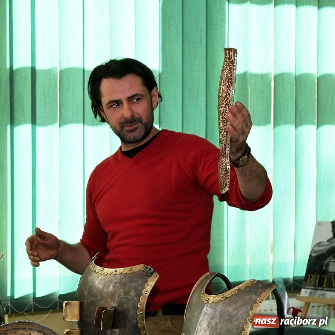 Zdjęcie w galerii na portalu naszraciborz.pl: Zbroje bojowe, turniejowe, paradne... czyli spotkanie z raciborskim płatnerzem Robertem Stefanowskim w murach raciborskiej uczelni wiadomości z regionu