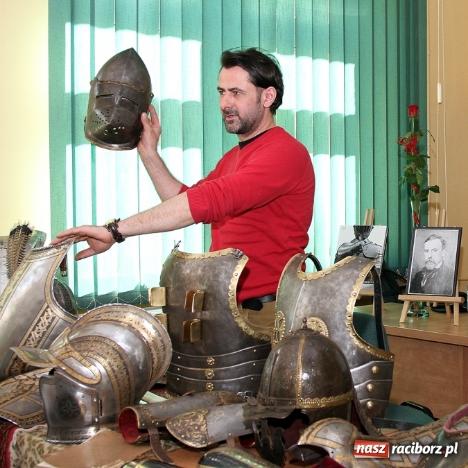 Zdjęcie w galerii na portalu naszraciborz.pl: Zbroje bojowe, turniejowe, paradne... czyli spotkanie z raciborskim płatnerzem Robertem Stefanowskim w murach raciborskiej uczelni wiadomości z regionu