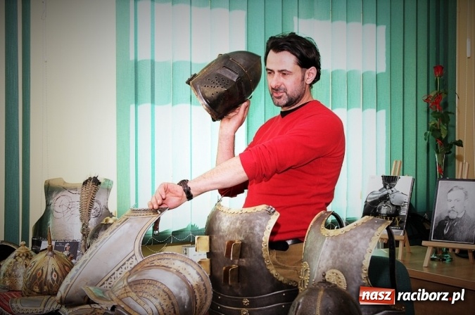 Zdjęcie w galerii na portalu naszraciborz.pl: Zbroje bojowe, turniejowe, paradne... czyli spotkanie z raciborskim płatnerzem Robertem Stefanowskim w murach raciborskiej uczelni wiadomości z regionu