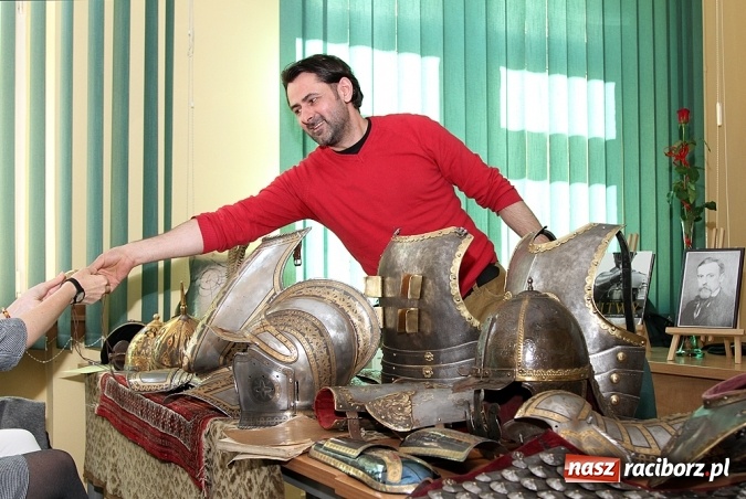 Zdjęcie w galerii na portalu naszraciborz.pl: Zbroje bojowe, turniejowe, paradne... czyli spotkanie z raciborskim płatnerzem Robertem Stefanowskim w murach raciborskiej uczelni wiadomości z regionu