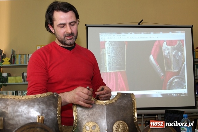 Zdjęcie w galerii na portalu naszraciborz.pl: Zbroje bojowe, turniejowe, paradne... czyli spotkanie z raciborskim płatnerzem Robertem Stefanowskim w murach raciborskiej uczelni wiadomości z regionu