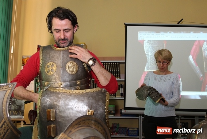 Zdjęcie w galerii na portalu naszraciborz.pl: Zbroje bojowe, turniejowe, paradne... czyli spotkanie z raciborskim płatnerzem Robertem Stefanowskim w murach raciborskiej uczelni wiadomości z regionu