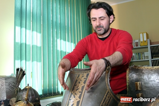 Zdjęcie w galerii na portalu naszraciborz.pl: Zbroje bojowe, turniejowe, paradne... czyli spotkanie z raciborskim płatnerzem Robertem Stefanowskim w murach raciborskiej uczelni wiadomości z regionu