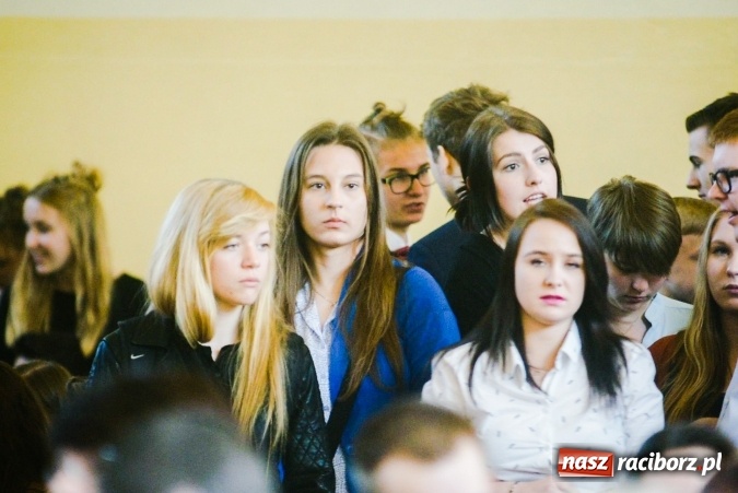 Zdjęcie w galerii na portalu naszraciborz.pl: II LO pożegnało maturzystów. Teraz już tylko egzamin dojrzałości wiadomości z regionu