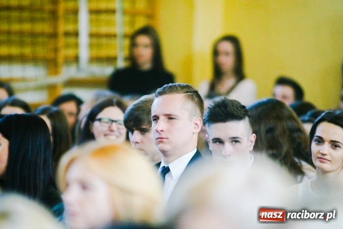 Zdjęcie w galerii na portalu naszraciborz.pl: II LO pożegnało maturzystów. Teraz już tylko egzamin dojrzałości wiadomości z regionu