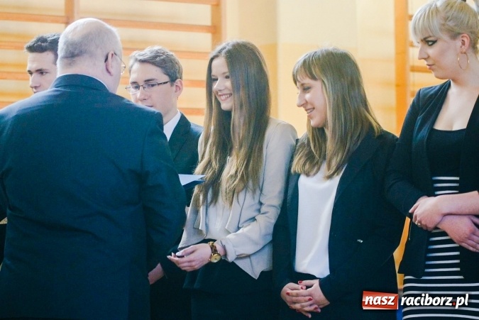 Zdjęcie w galerii na portalu naszraciborz.pl: II LO pożegnało maturzystów. Teraz już tylko egzamin dojrzałości wiadomości z regionu