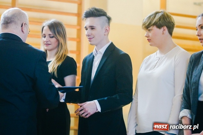 Zdjęcie w galerii na portalu naszraciborz.pl: II LO pożegnało maturzystów. Teraz już tylko egzamin dojrzałości wiadomości z regionu