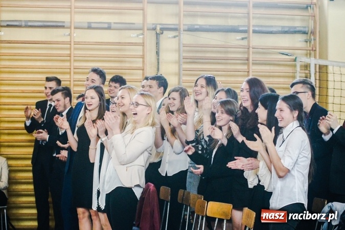 Zdjęcie w galerii na portalu naszraciborz.pl: II LO pożegnało maturzystów. Teraz już tylko egzamin dojrzałości wiadomości z regionu