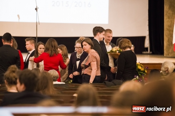 Zdjęcie w galerii na portalu naszraciborz.pl: Maturzyści z I LO i Liceum Plastycznego pożegnali się ze szkołą wiadomości z regionu