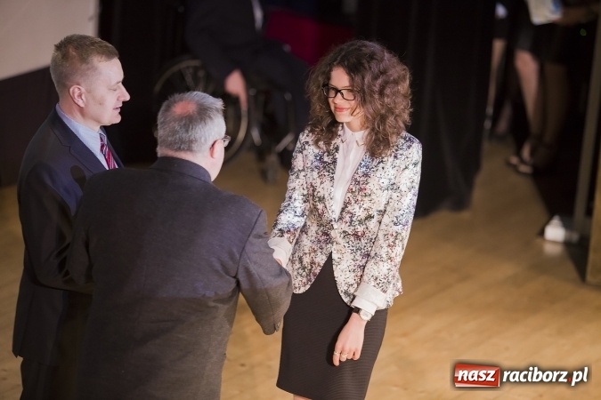 Zdjęcie w galerii na portalu naszraciborz.pl: Maturzyści z I LO i Liceum Plastycznego pożegnali się ze szkołą wiadomości z regionu