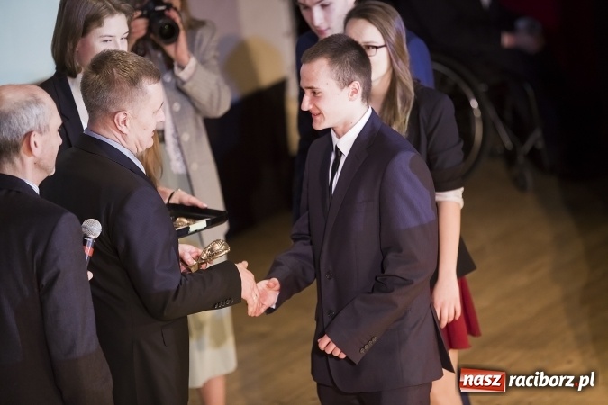 Zdjęcie w galerii na portalu naszraciborz.pl: Maturzyści z I LO i Liceum Plastycznego pożegnali się ze szkołą wiadomości z regionu