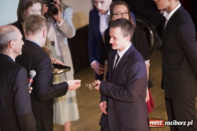 Zdjęcie w galerii na portalu naszraciborz.pl: Maturzyści z I LO i Liceum Plastycznego pożegnali się ze szkołą wiadomości z regionu