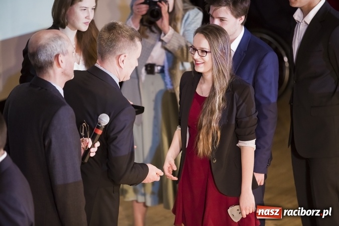 Zdjęcie w galerii na portalu naszraciborz.pl: Maturzyści z I LO i Liceum Plastycznego pożegnali się ze szkołą wiadomości z regionu