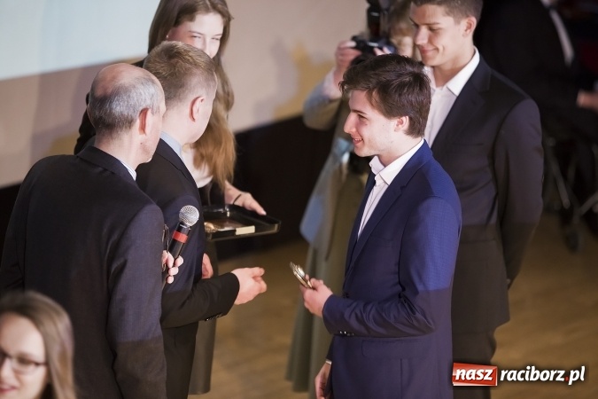 Zdjęcie w galerii na portalu naszraciborz.pl: Maturzyści z I LO i Liceum Plastycznego pożegnali się ze szkołą wiadomości z regionu