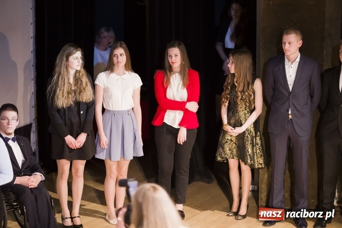 Zdjęcie w galerii na portalu naszraciborz.pl: Maturzyści z I LO i Liceum Plastycznego pożegnali się ze szkołą wiadomości z regionu