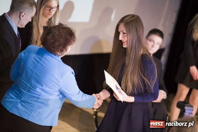 Zdjęcie w galerii na portalu naszraciborz.pl: Maturzyści z I LO i Liceum Plastycznego pożegnali się ze szkołą wiadomości z regionu