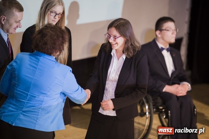 Zdjęcie w galerii na portalu naszraciborz.pl: Maturzyści z I LO i Liceum Plastycznego pożegnali się ze szkołą wiadomości z regionu