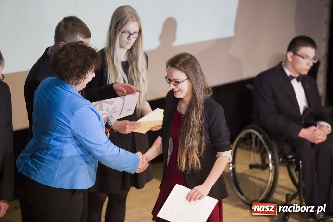 Zdjęcie w galerii na portalu naszraciborz.pl: Maturzyści z I LO i Liceum Plastycznego pożegnali się ze szkołą wiadomości z regionu