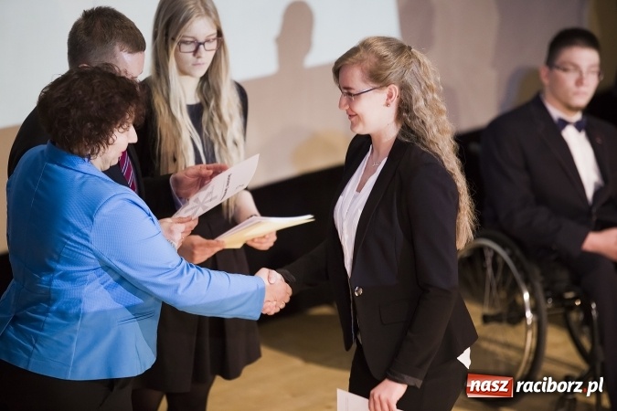 Zdjęcie w galerii na portalu naszraciborz.pl: Maturzyści z I LO i Liceum Plastycznego pożegnali się ze szkołą wiadomości z regionu