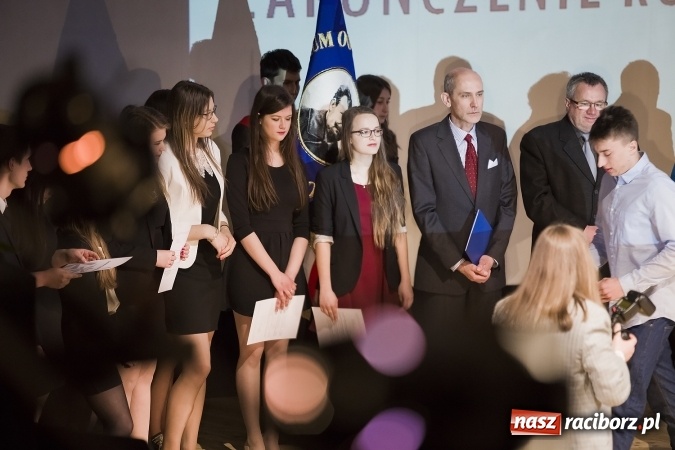 Zdjęcie w galerii na portalu naszraciborz.pl: Maturzyści z I LO i Liceum Plastycznego pożegnali się ze szkołą wiadomości z regionu