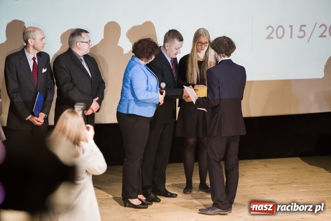 Zdjęcie w galerii na portalu naszraciborz.pl: Maturzyści z I LO i Liceum Plastycznego pożegnali się ze szkołą wiadomości z regionu