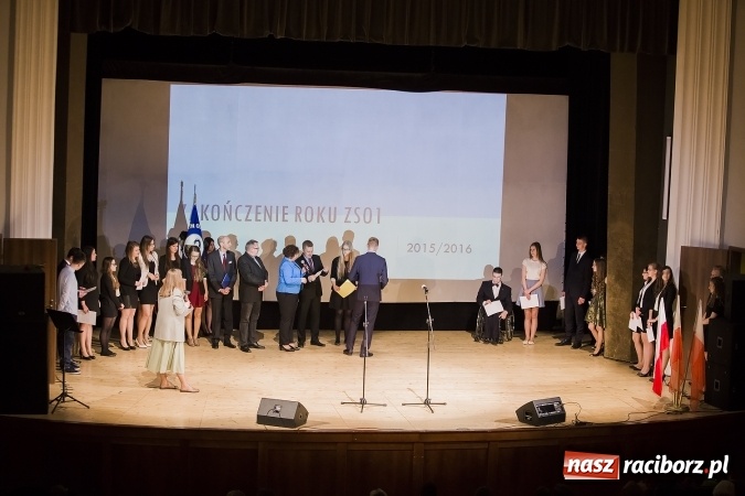 Zdjęcie w galerii na portalu naszraciborz.pl: Maturzyści z I LO i Liceum Plastycznego pożegnali się ze szkołą wiadomości z regionu