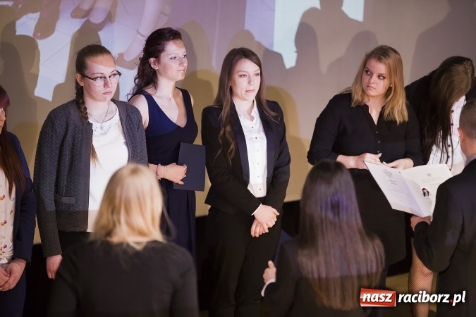 Zdjęcie w galerii na portalu naszraciborz.pl: Maturzyści z I LO i Liceum Plastycznego pożegnali się ze szkołą wiadomości z regionu