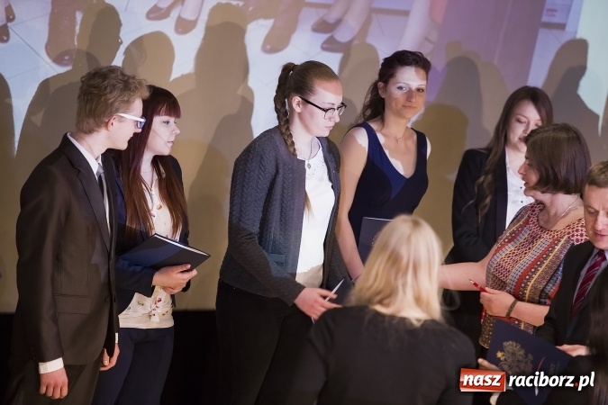 Zdjęcie w galerii na portalu naszraciborz.pl: Maturzyści z I LO i Liceum Plastycznego pożegnali się ze szkołą wiadomości z regionu