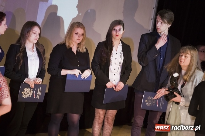 Zdjęcie w galerii na portalu naszraciborz.pl: Maturzyści z I LO i Liceum Plastycznego pożegnali się ze szkołą wiadomości z regionu