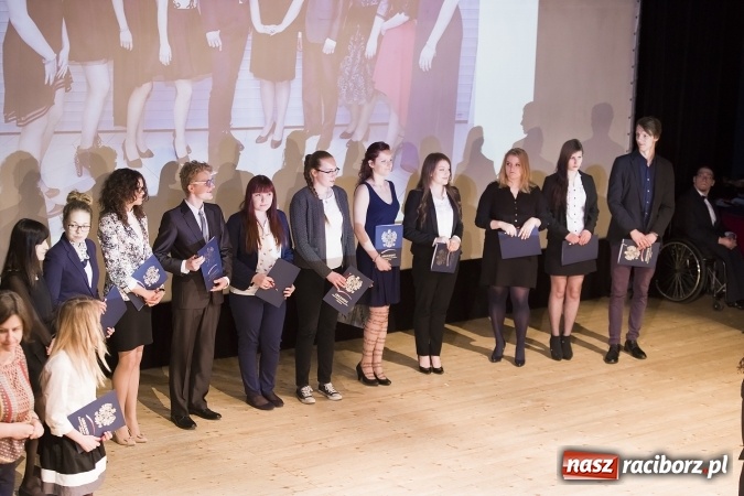Zdjęcie w galerii na portalu naszraciborz.pl: Maturzyści z I LO i Liceum Plastycznego pożegnali się ze szkołą wiadomości z regionu