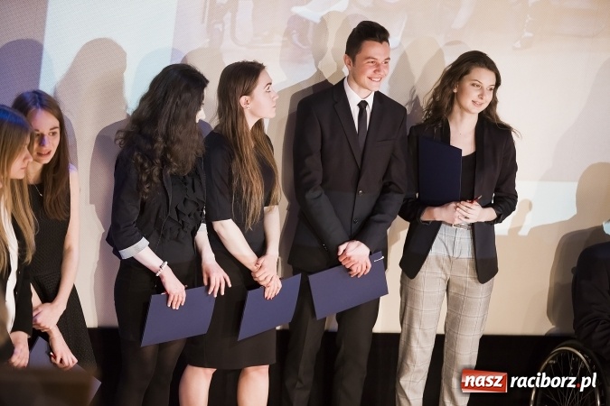 Zdjęcie w galerii na portalu naszraciborz.pl: Maturzyści z I LO i Liceum Plastycznego pożegnali się ze szkołą wiadomości z regionu