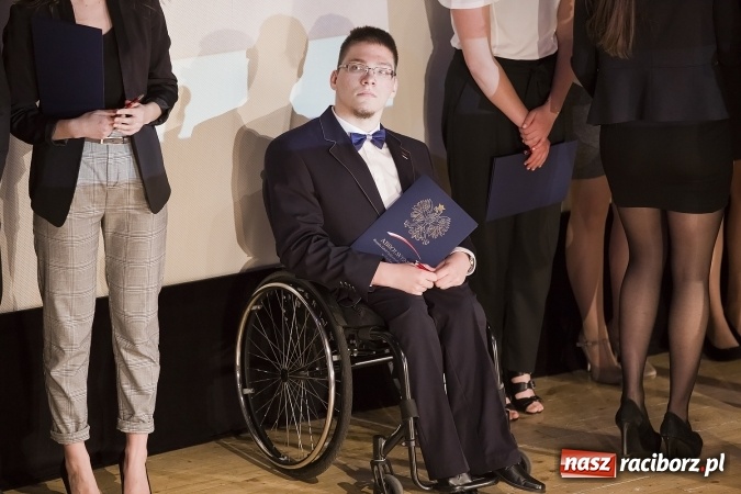 Zdjęcie w galerii na portalu naszraciborz.pl: Maturzyści z I LO i Liceum Plastycznego pożegnali się ze szkołą wiadomości z regionu