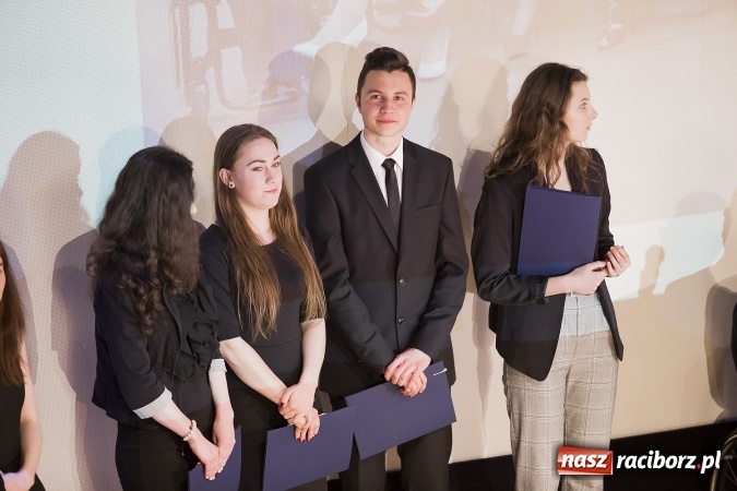 Zdjęcie w galerii na portalu naszraciborz.pl: Maturzyści z I LO i Liceum Plastycznego pożegnali się ze szkołą wiadomości z regionu