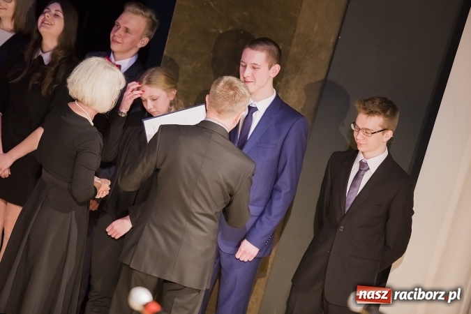 Zdjęcie w galerii na portalu naszraciborz.pl: Maturzyści z I LO i Liceum Plastycznego pożegnali się ze szkołą wiadomości z regionu