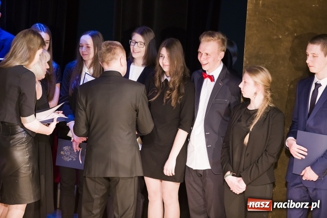 Zdjęcie w galerii na portalu naszraciborz.pl: Maturzyści z I LO i Liceum Plastycznego pożegnali się ze szkołą wiadomości z regionu