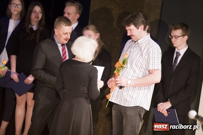 Zdjęcie w galerii na portalu naszraciborz.pl: Maturzyści z I LO i Liceum Plastycznego pożegnali się ze szkołą wiadomości z regionu