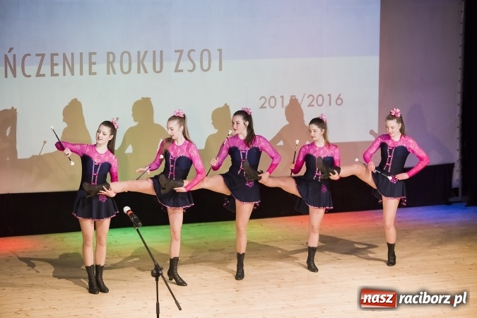 Zdjęcie w galerii na portalu naszraciborz.pl: Maturzyści z I LO i Liceum Plastycznego pożegnali się ze szkołą wiadomości z regionu