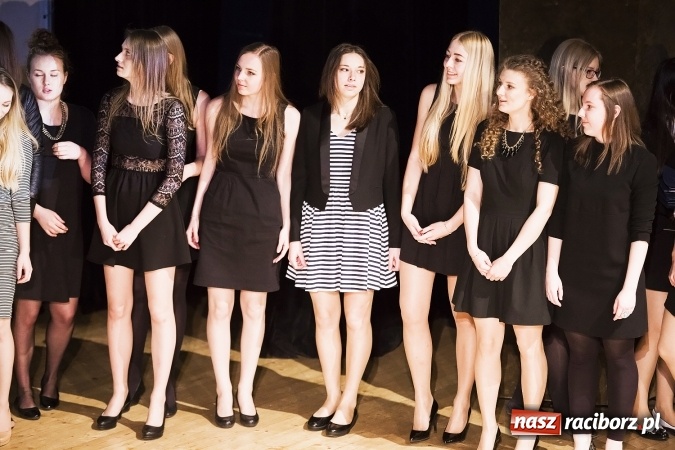 Zdjęcie w galerii na portalu naszraciborz.pl: Maturzyści z I LO i Liceum Plastycznego pożegnali się ze szkołą wiadomości z regionu