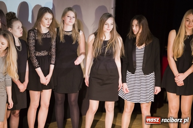 Zdjęcie w galerii na portalu naszraciborz.pl: Maturzyści z I LO i Liceum Plastycznego pożegnali się ze szkołą wiadomości z regionu