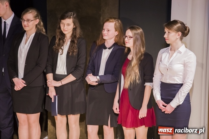 Zdjęcie w galerii na portalu naszraciborz.pl: Maturzyści z I LO i Liceum Plastycznego pożegnali się ze szkołą wiadomości z regionu