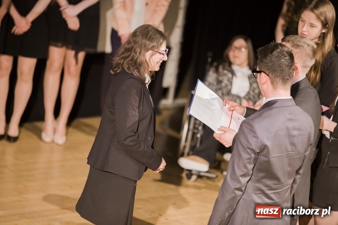 Zdjęcie w galerii na portalu naszraciborz.pl: Maturzyści z I LO i Liceum Plastycznego pożegnali się ze szkołą wiadomości z regionu