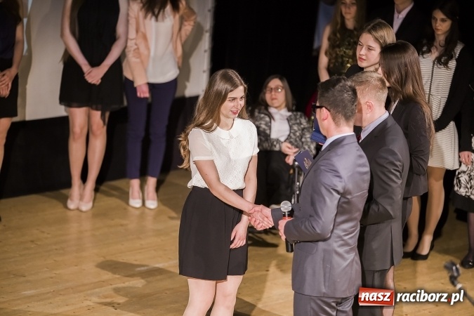 Zdjęcie w galerii na portalu naszraciborz.pl: Maturzyści z I LO i Liceum Plastycznego pożegnali się ze szkołą wiadomości z regionu