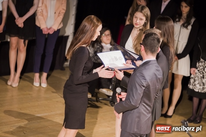 Zdjęcie w galerii na portalu naszraciborz.pl: Maturzyści z I LO i Liceum Plastycznego pożegnali się ze szkołą wiadomości z regionu