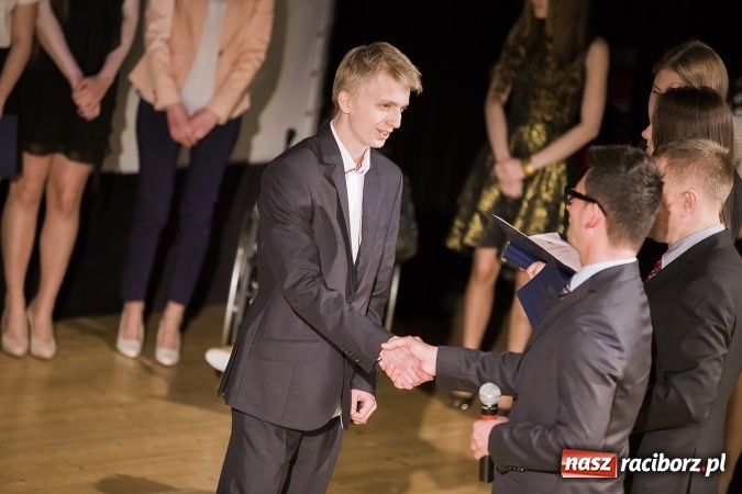 Zdjęcie w galerii na portalu naszraciborz.pl: Maturzyści z I LO i Liceum Plastycznego pożegnali się ze szkołą wiadomości z regionu