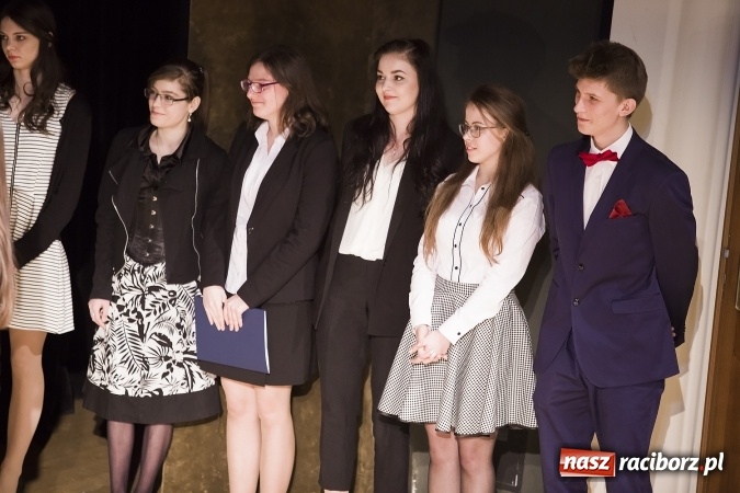 Zdjęcie w galerii na portalu naszraciborz.pl: Maturzyści z I LO i Liceum Plastycznego pożegnali się ze szkołą wiadomości z regionu