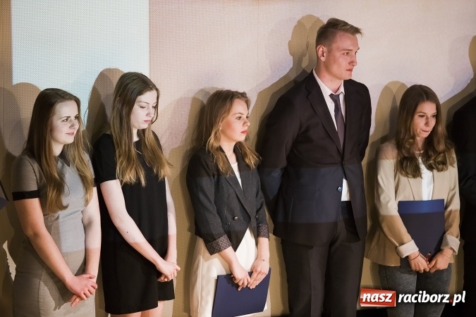 Zdjęcie w galerii na portalu naszraciborz.pl: Maturzyści z I LO i Liceum Plastycznego pożegnali się ze szkołą wiadomości z regionu